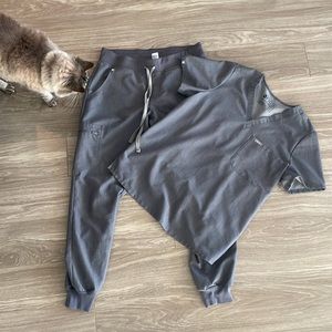 FIGS slate jogger scrub set